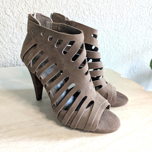 NWOT Vince Camuto Cutout Leather Healed Sandals 3.75" Stacked Heel Greige Size 5 - Picture 1 of 8